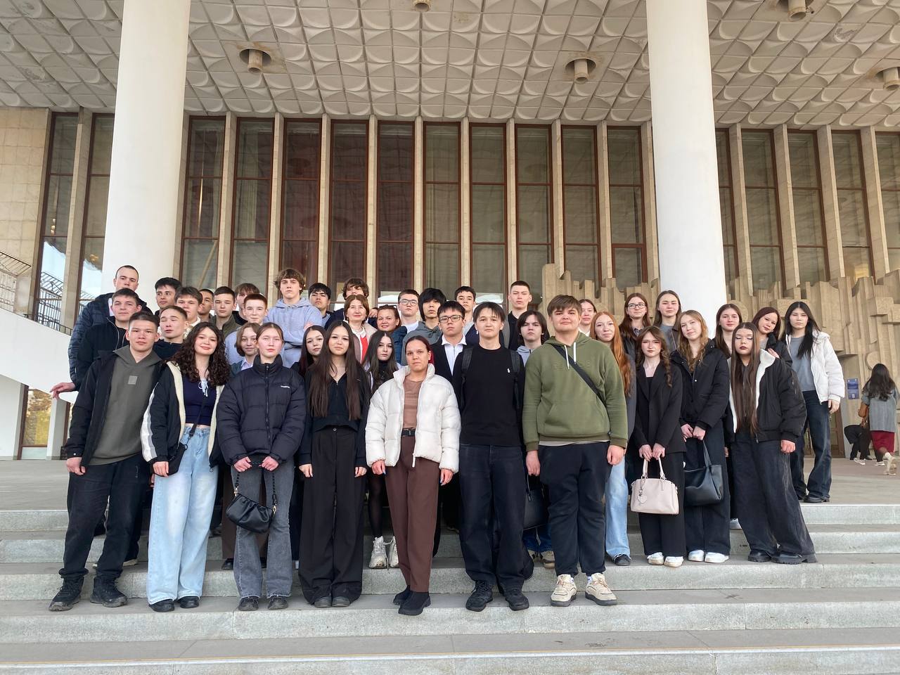 Студенты 1 курсов нефтяного направления посетили Русский драматический театр
