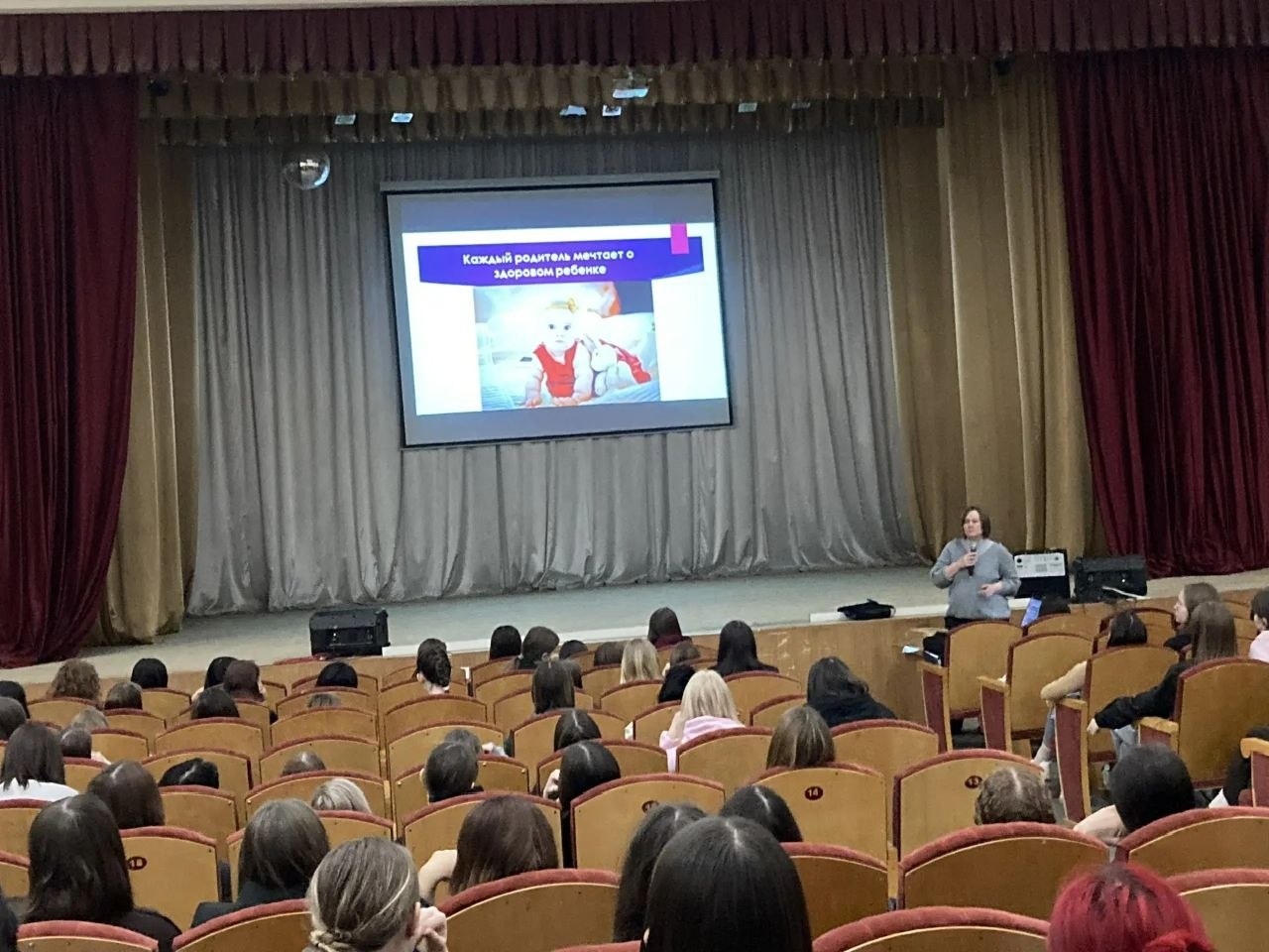 Важный разговор о главном: в колледже прошла лекция для девушек