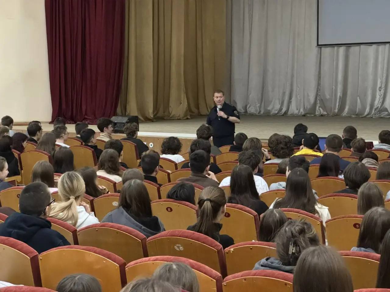 Безопасность прежде всего: для первокурсников колледжа прошла важная лекция по профилактике ДТП